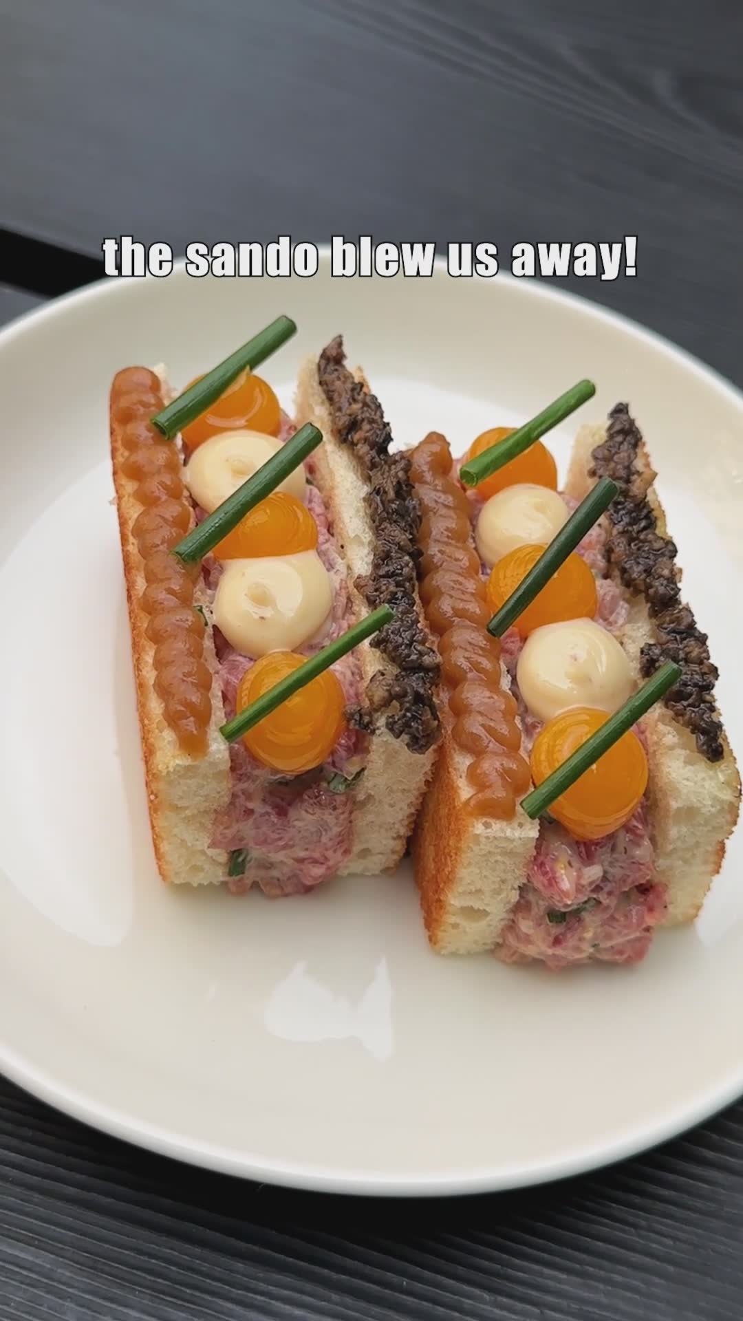 Denne beef tartare sando er et must i Riga Truff Le Pig