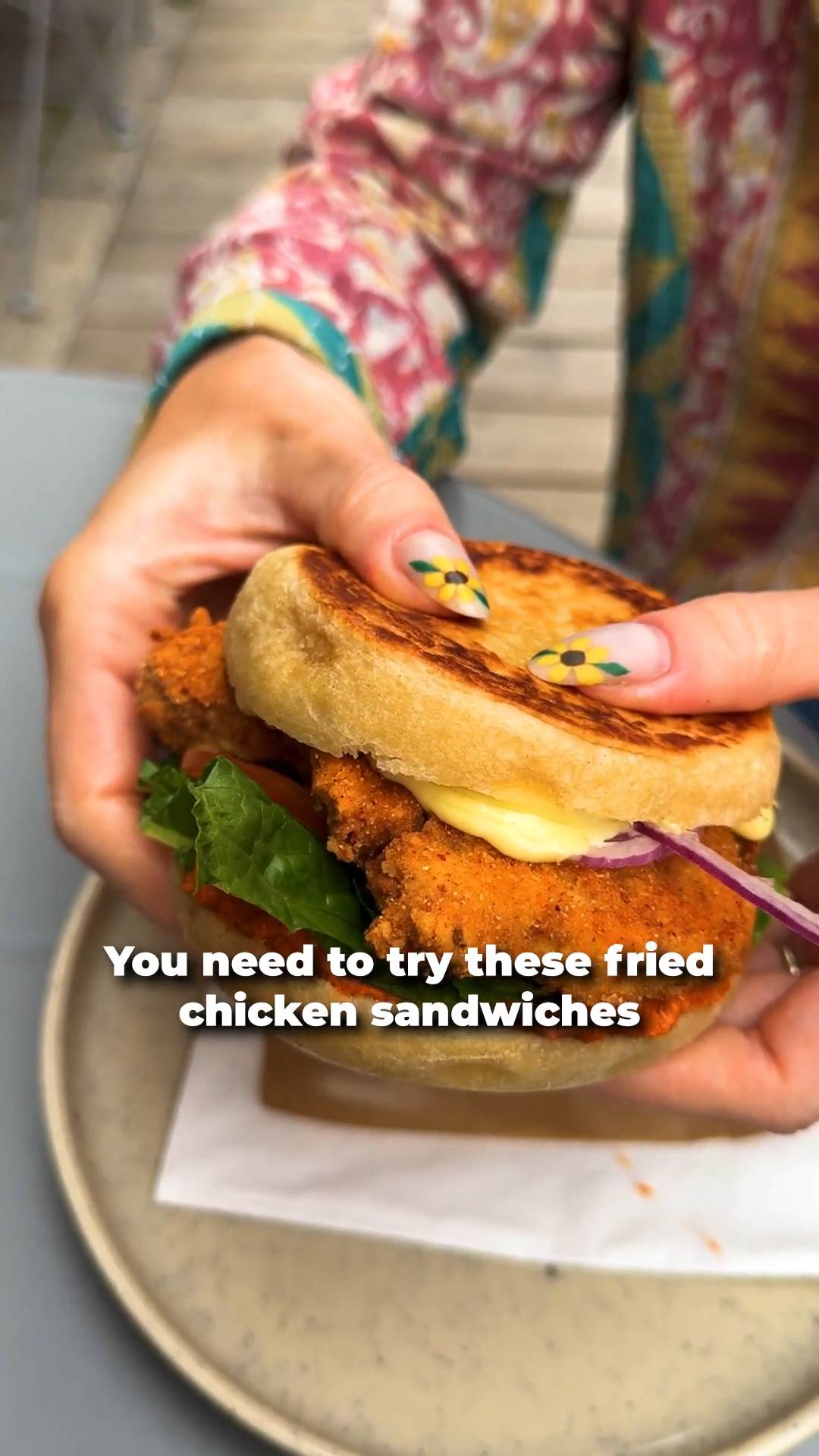 Engelsk muffin møter amerikansk stekt kylling-sandwich på Marvin i Malmö, Sverige