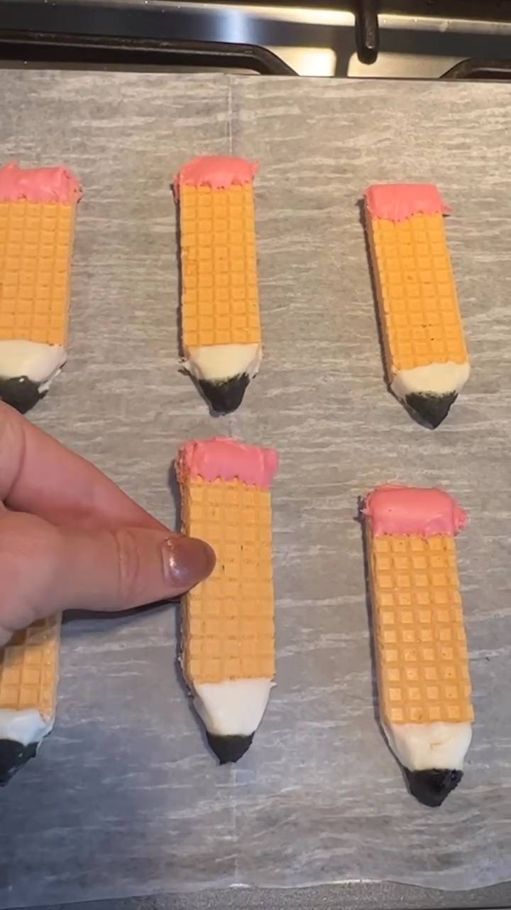 These two ingredient back to school cookies are so cute