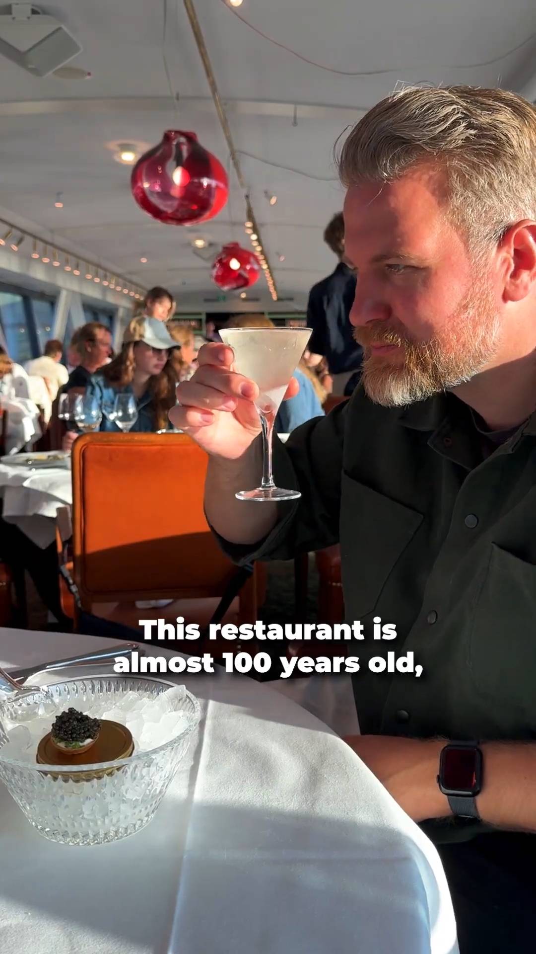 100 år gammel restaurant hengende i luften – Gondolen i Stockholm